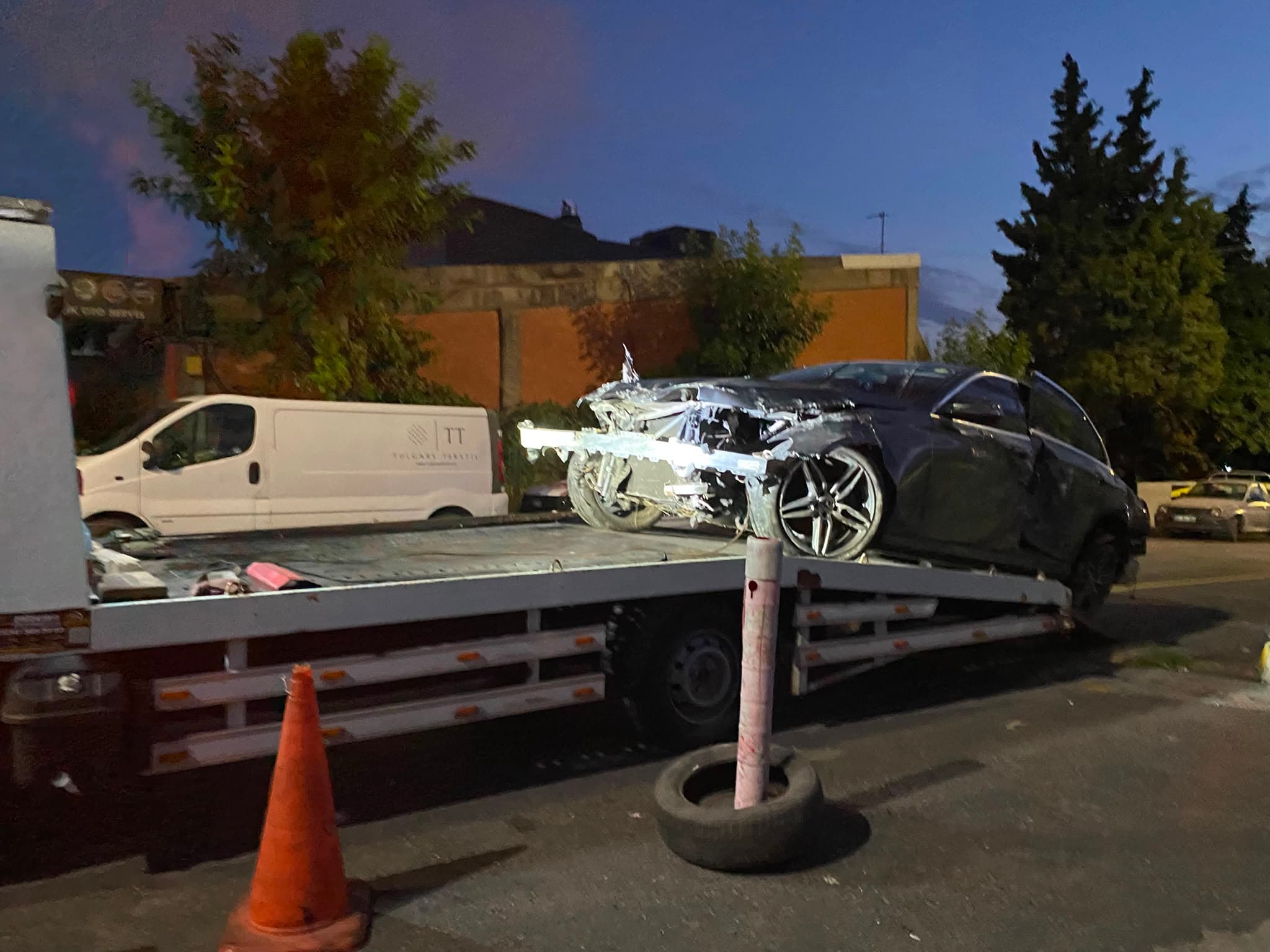 Yolda bekleyen araç ve yol yardım ekibi